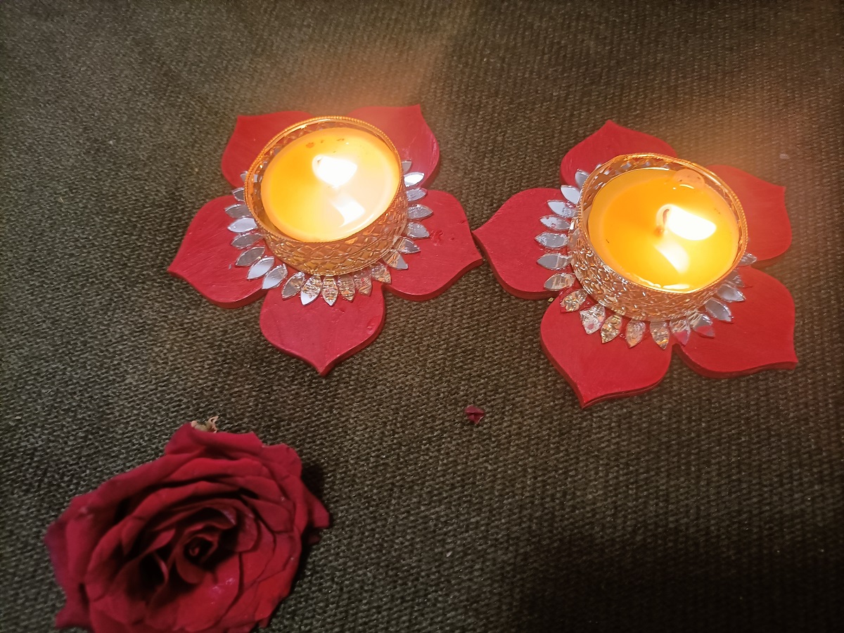 Elegant Lotus-Shaped Candle Holders (Pair) - C4